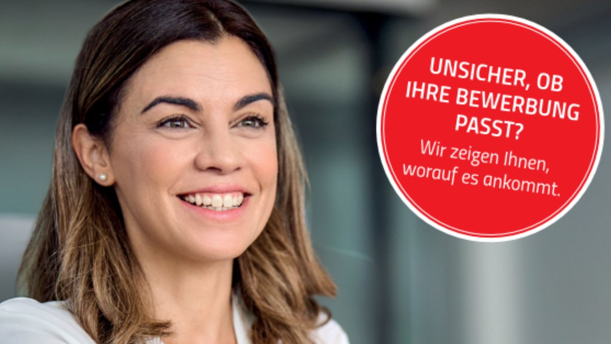 Frau mit braunen schulterlangen Haaren vor unscharfem Hintergrund und rotem Kreis mit weißer Schrift "UNSICHER, OB IHRE BEWERBUNG PASST? Wir zeigen Ihnen, worauf es ankommt."